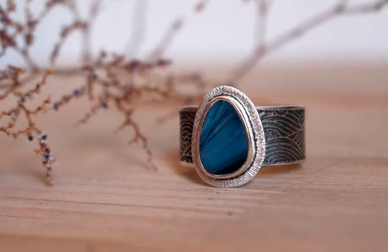 Bajo las luces del polo, anillo ondas boreales en plata y ópalo boulder