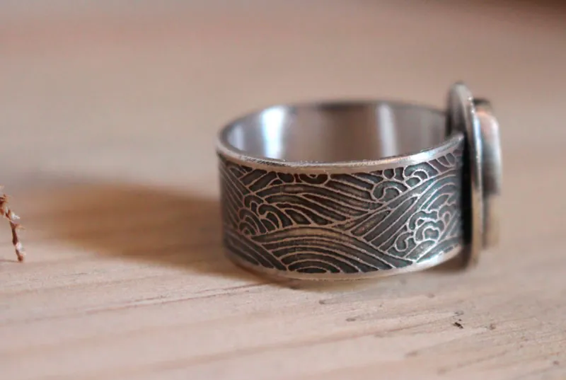 Bajo las luces del polo, anillo ondas boreales en plata y ópalo boulder