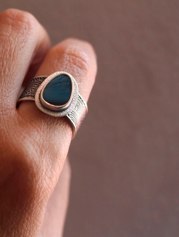 Bajo las luces del polo, anillo ondas boreales en plata y ópalo boulder