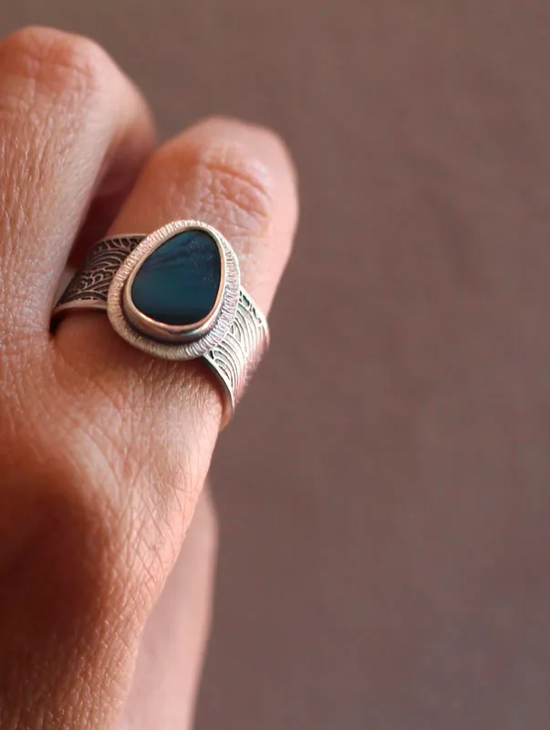 Bajo las luces del polo, anillo ondas boreales en plata y ópalo boulder