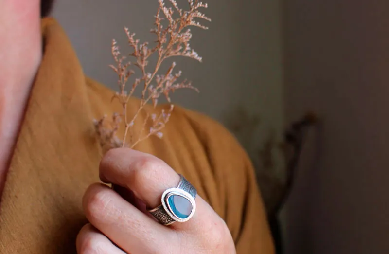 Bajo las luces del polo, anillo ondas boreales en plata y ópalo boulder