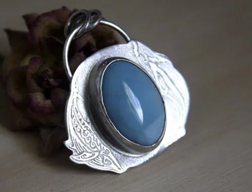 Ballet acuático, dije delfín y ballena en plata y larimar