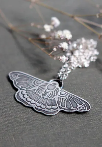 Ballet de noche, collar mariposa nocturna en plata