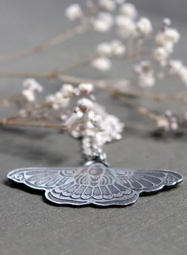 Ballet de noche, collar mariposa nocturna en plata