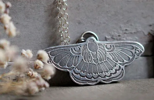 Ballet de noche, collar mariposa nocturna en plata