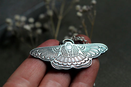 Ballet de noche, collar mariposa nocturna en plata