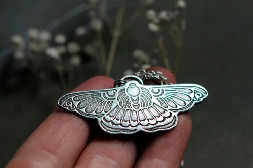 Ballet de noche, collar mariposa nocturna en plata