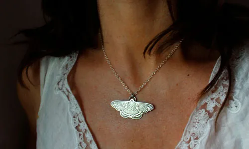 Ballet de noche, collar mariposa nocturna en plata