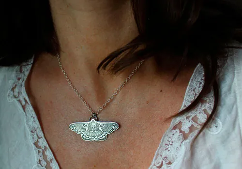 Ballet de noche, collar mariposa nocturna en plata