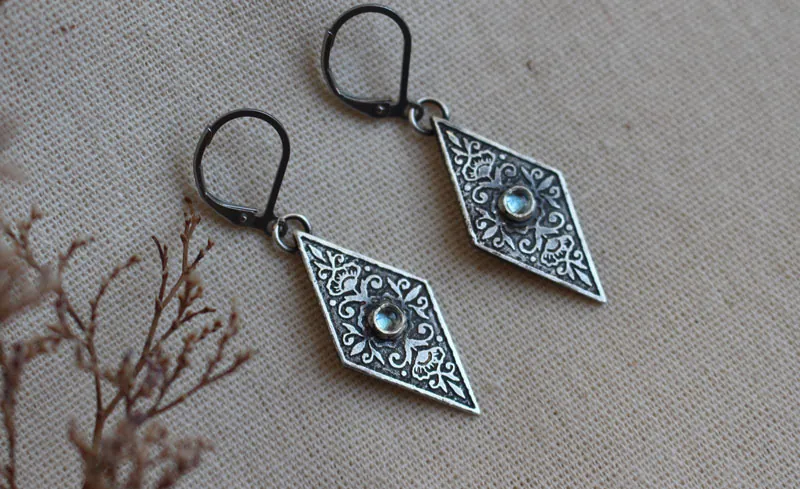 Belladona, aretes renacimiento floral en plata y zircón