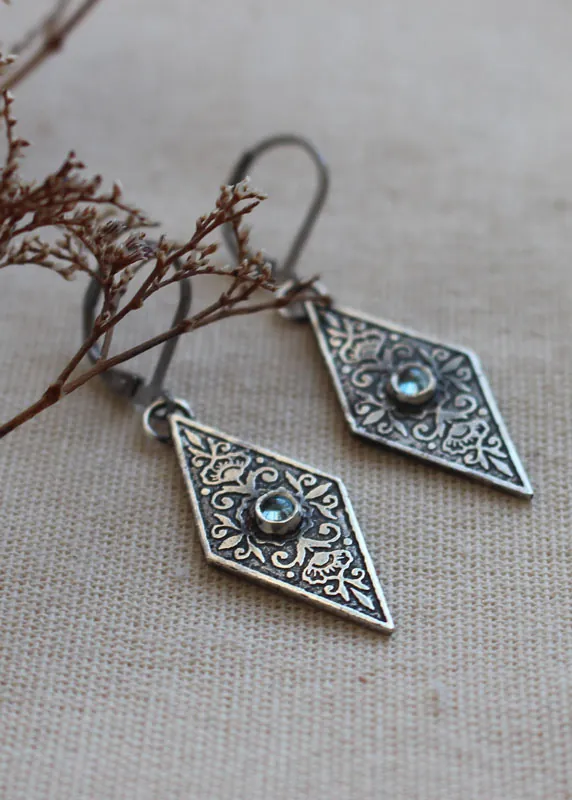 Belladona, aretes renacimiento floral en plata y zircón