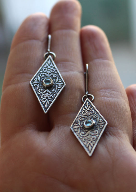 Belladona, aretes renacimiento floral en plata y zircón