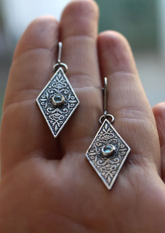 Belladona, aretes renacimiento floral en plata y zircón