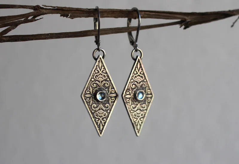 Belladona, aretes renacimiento floral en plata y zircón