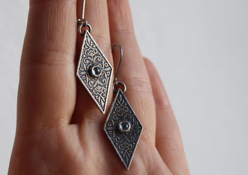 Belladona, aretes renacimiento floral en plata y zircón