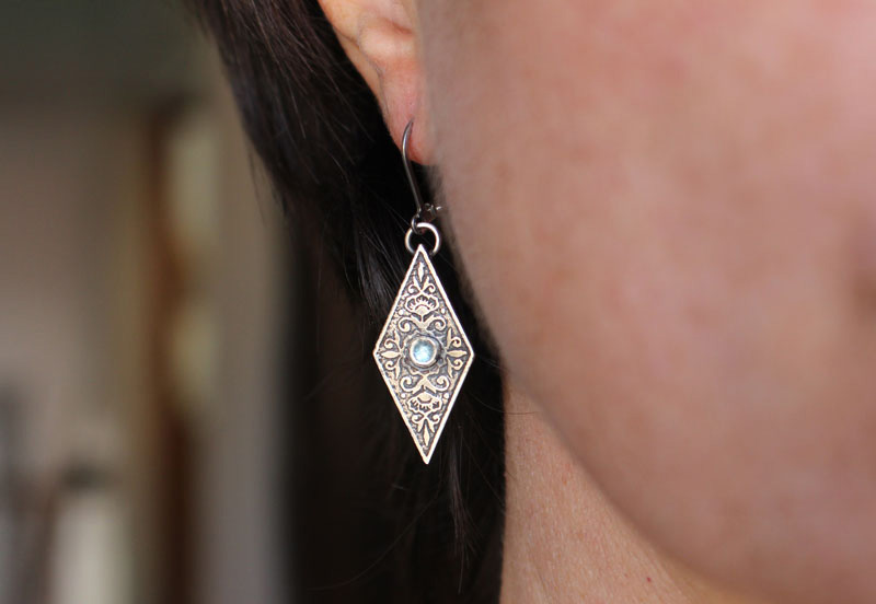 Belladona, aretes renacimiento floral en plata y zircón
