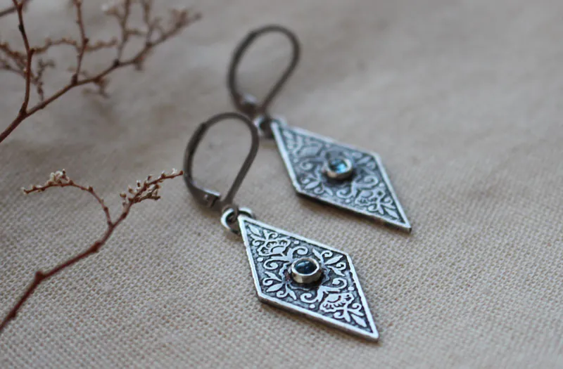 Belladona, aretes renacimiento floral en plata y zircón