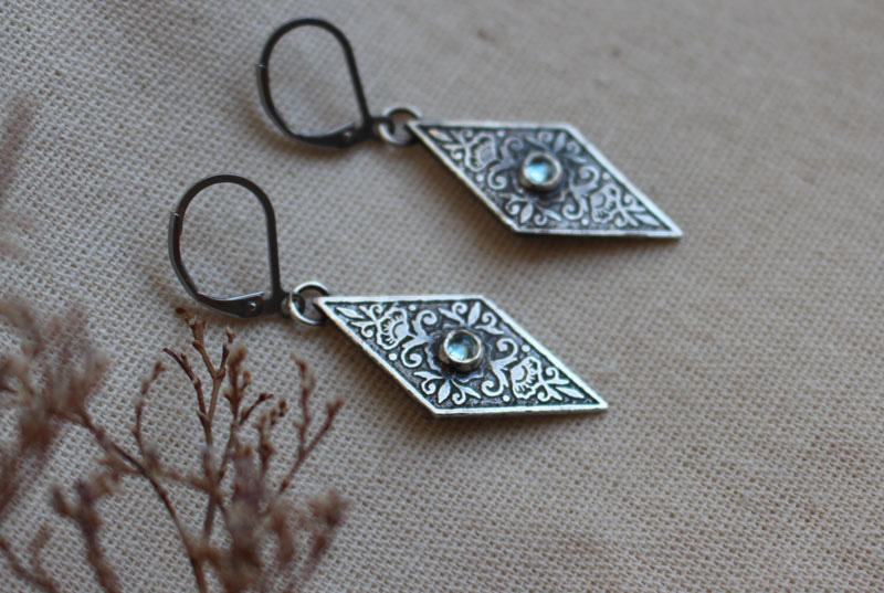 Belladona, aretes renacimiento floral en plata y zircón