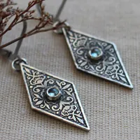 Belladona, aretes renacimiento floral en plata y zircón