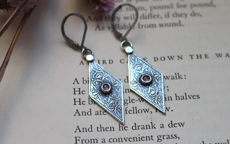 Belladona rosa antiguo, aretes renacentistas florales en plata y zircón