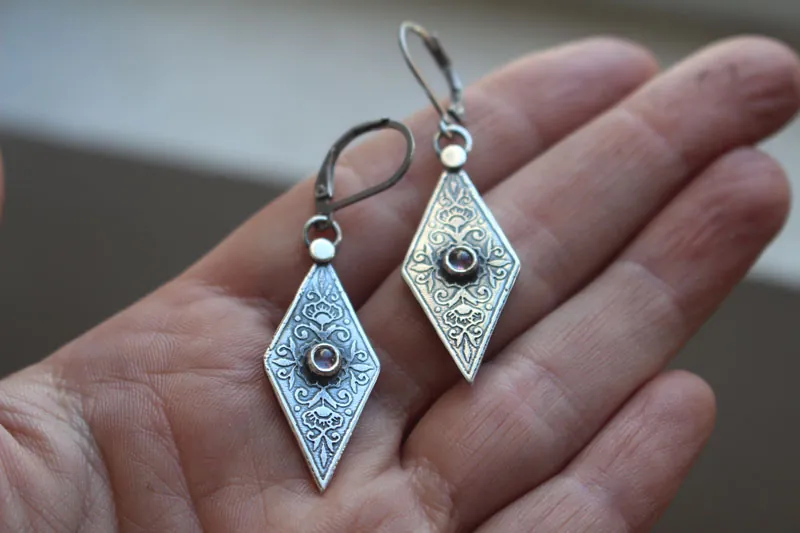 Belladona rosa antiguo, aretes renacentistas florales en plata y zircón