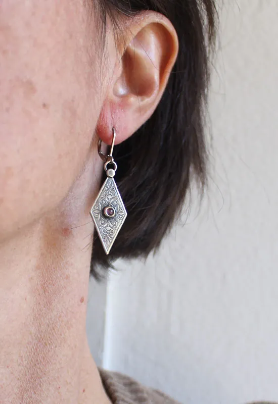 Belladona rosa antiguo, aretes renacentistas florales en plata y zircón