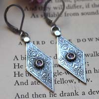 Belladona rosa antiguo, aretes renacentistas florales en plata y Zircón