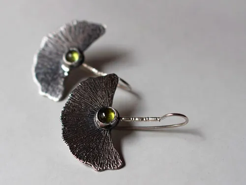 Biloba, aretes hoja de ginkgo en plata y peridoto