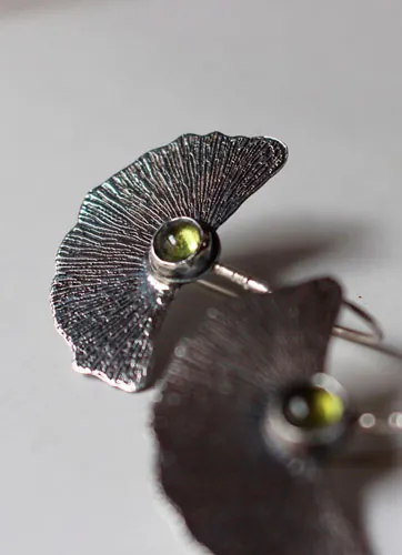 Biloba, aretes hoja de ginkgo en plata y peridoto