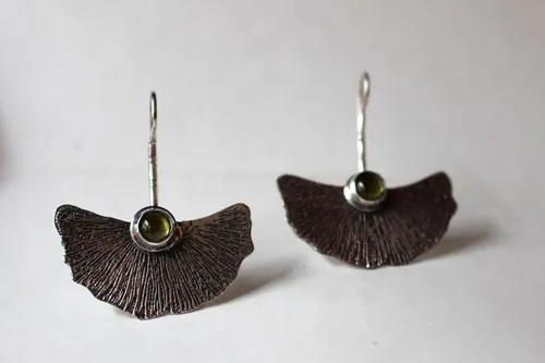 Biloba, aretes hoja de ginkgo en plata y peridoto