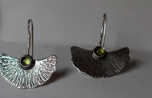 Biloba, aretes hoja de ginkgo en plata y peridoto