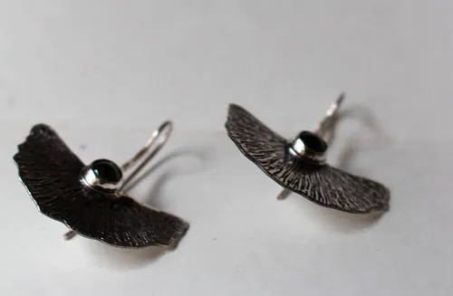 Biloba, aretes hoja de ginkgo en plata y peridoto