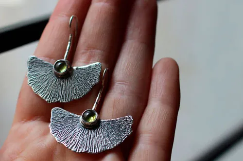 Biloba, aretes hoja de ginkgo en plata y peridoto