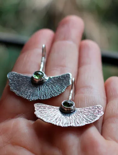 Biloba, aretes hoja de ginkgo en plata y peridoto