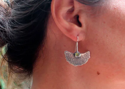 Biloba, aretes hoja de ginkgo en plata y peridoto