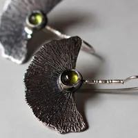 Biloba, aretes hoja de ginkgo en plata y peridoto