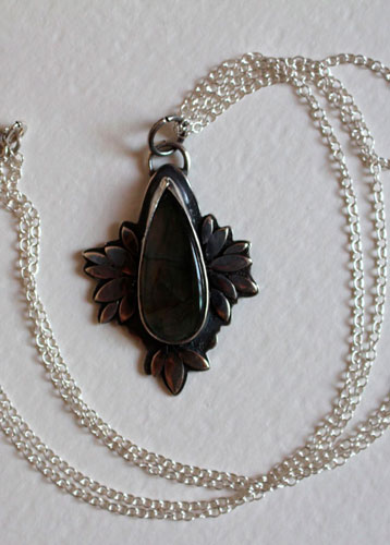 Bohemian flower, blue flower necklace in silver and labradorite