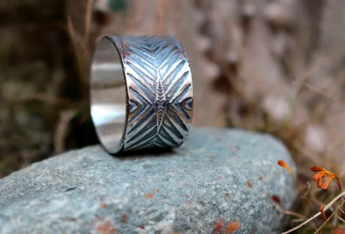 Boomerang, anillo chevrón y flecha en plata