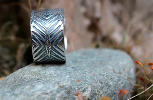 Boomerang, anillo chevrón y flecha en plata