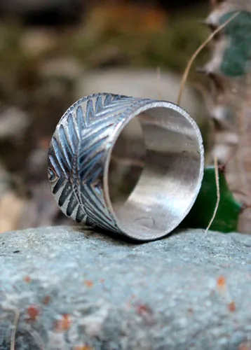 Boomerang, anillo chevrón y flecha en plata