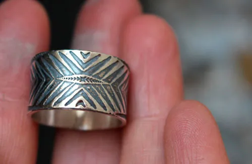 Boomerang, anillo chevrón y flecha en plata