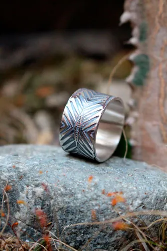 Boomerang, anillo chevrón y flecha en plata