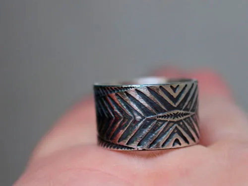 Boomerang, anillo chevrón y flecha en plata
