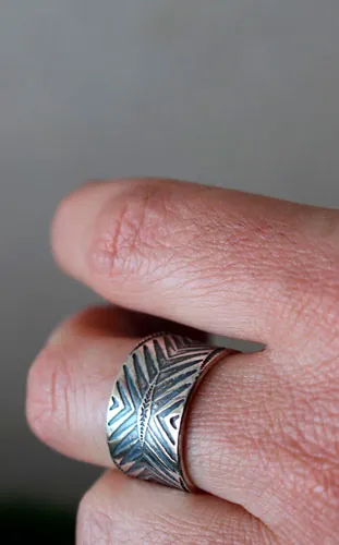 Boomerang, anillo chevrón y flecha en plata