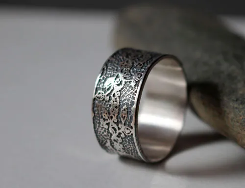 Bordado, anillo encaje y elegancia en plata
