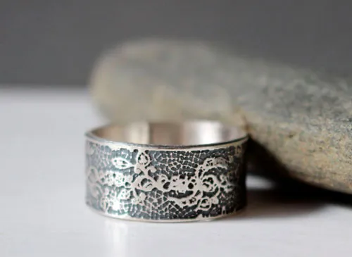 Bordado, anillo encaje y elegancia en plata