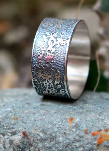 Bordado, anillo encaje y elegancia en plata