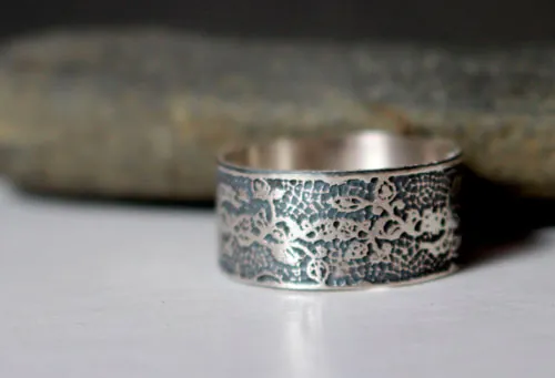 Bordado, anillo encaje y elegancia en plata