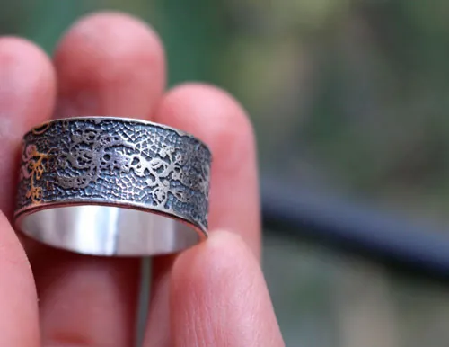 Bordado, anillo encaje y elegancia en plata