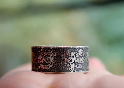 Bordado, anillo encaje y elegancia en plata